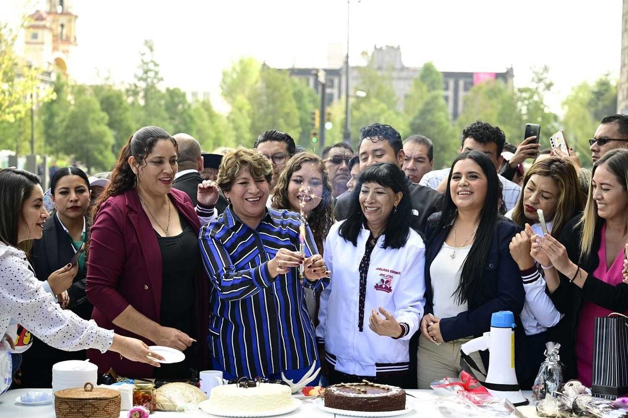 Por adelantado festejaron a la gobernadora Delfina Gómez afuera de Palacio de Gobierno, por su cumpleaños 61. Foto: Redes Sociales