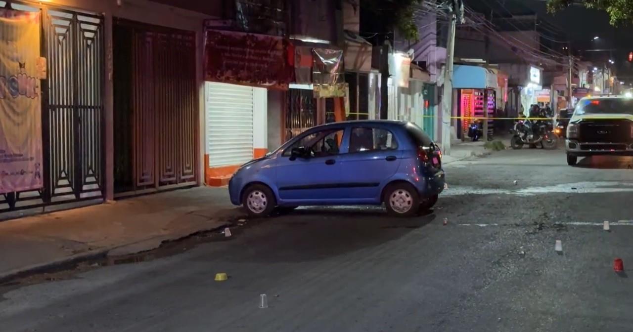 Dos empleados de una carnicería y una mujer ajena a los hechos resultaron gravemente lesionados, tras un ataque a balazos en el fraccionamiento Fuentes del Valle en Tultitlán. Foto: Captura de pantalla