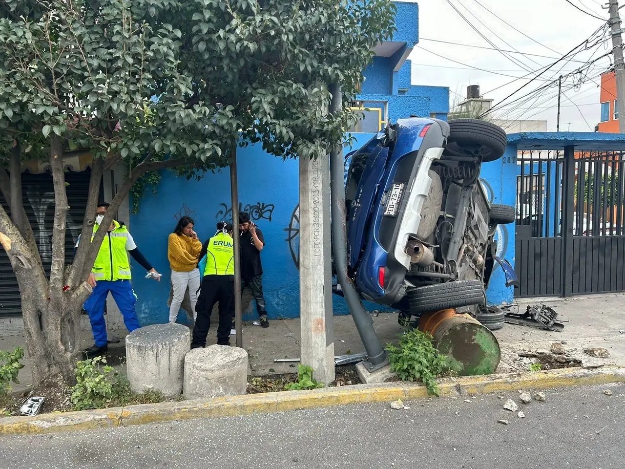 Vuelca auto compacto y se incrusta en la fachada de una vivienda. FOTO:Ramón Ramírez