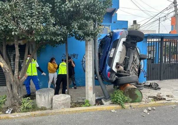 Vuelca auto compacto y se incrusta en la fachada de una vivienda