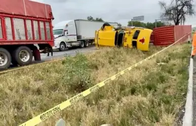 Tráiler volcado en Acolman por accidente con camión de carga