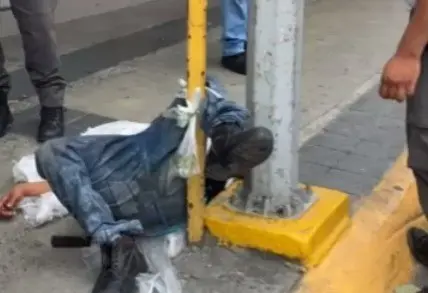La mujer permaneció amarrada por mas de media hora, le ataron un pie al poste con un lazo de platicó improvisado. Foto: Rosy Sandoval.