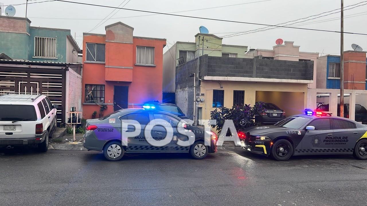 Personal municipal aseguró la casa donde se alcanzan a ver desde la ventana armas, cartuchos y drogas, un auto de modelo antiguo y una motocicleta a espera que personal federal termine el cateo en la casa. Foto: Raymundo Elizalde.