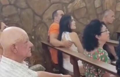 Cacha mujer a su esposo abrazando a su amante en plena misa