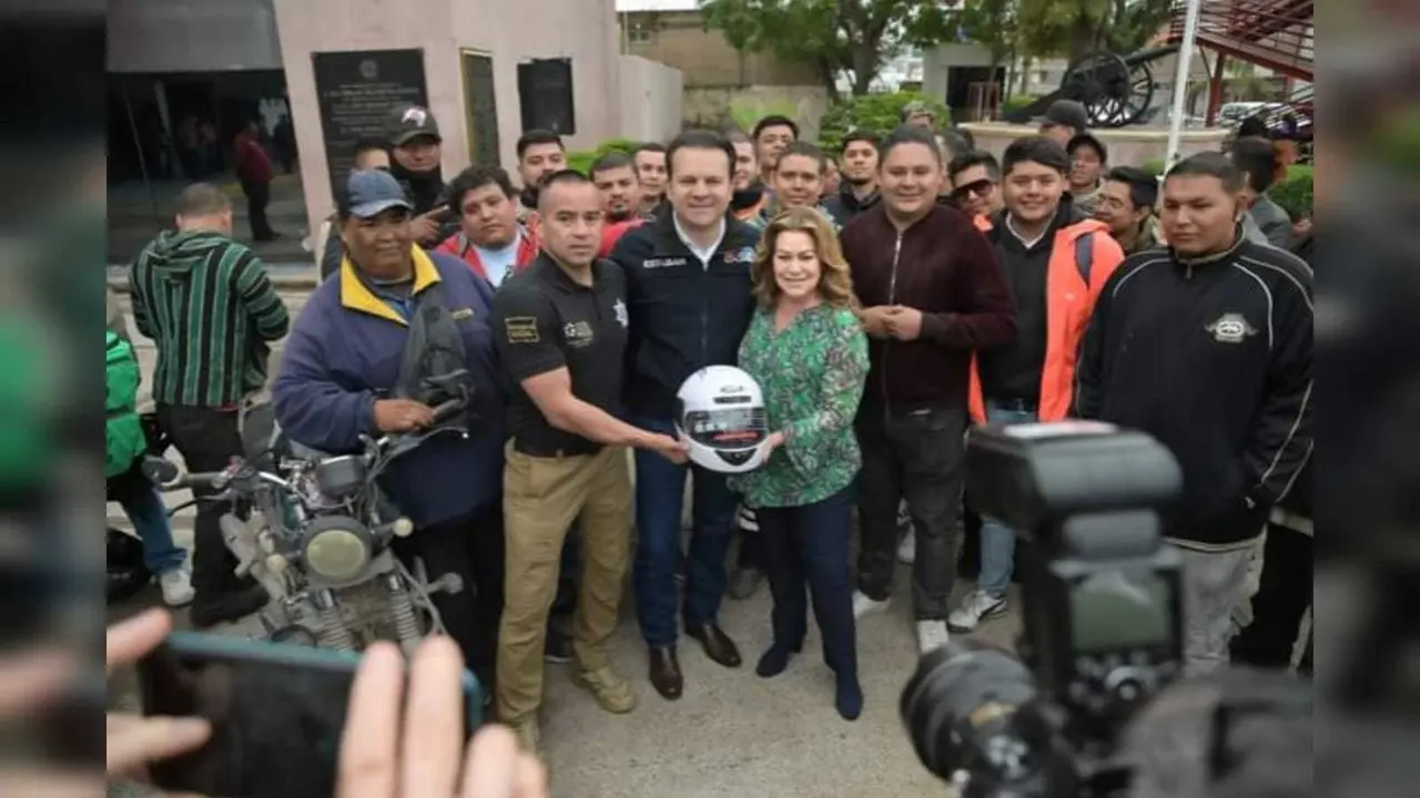 Se entregarán 300 cascos de seguridad hasta el próximo mes de Enero de 2024. Foto: Facebook Ayuntamiento de Gómez Palacio.