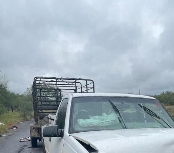 En la caja de la camioneta llevaban los cuerpos de cuatro hombres con impactos de bala. Foto: Perla Reséndez