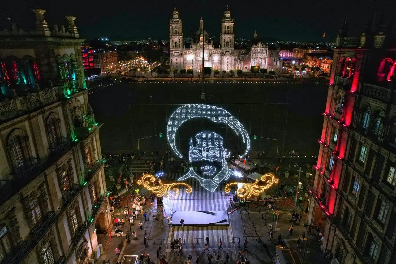 Encienden alumbrado en el Zócalo por 113 aniversario de la Revolución Mexicana. Foto: GobCDMX