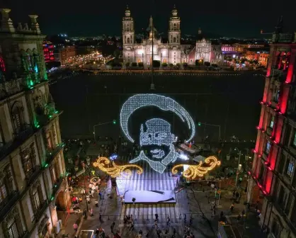 Encienden alumbrado en el Zócalo por 113 aniversario de la Revolución Mexicana