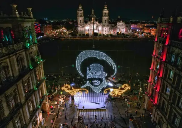 Encienden alumbrado en el Zócalo por 113 aniversario de la Revolución Mexicana