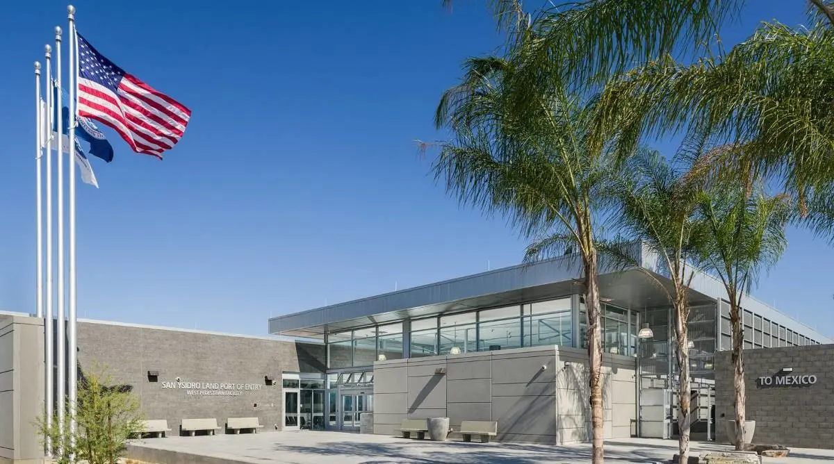 La reapertura limitada del paso Pedwest, que conduce al mayor centro comercial en la zona fronteriza, Puerta de las Américas en San Ysidro. Foto. @DFOSanDiegoCA