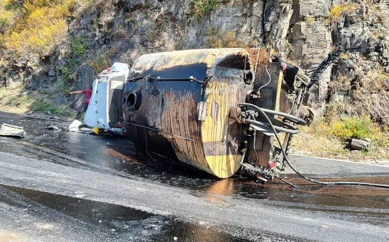 La carretera Joquicingo-Malinalco se mantuvo cerrada por varias horas debido a la volcadura de una pipa que transportaba chapopote. Foto: Miguel Bernal