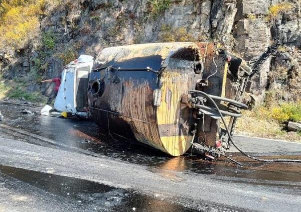 Vuelca pipa cargada de chapopote, provoca cierre de la Joquicingo - Malinalco