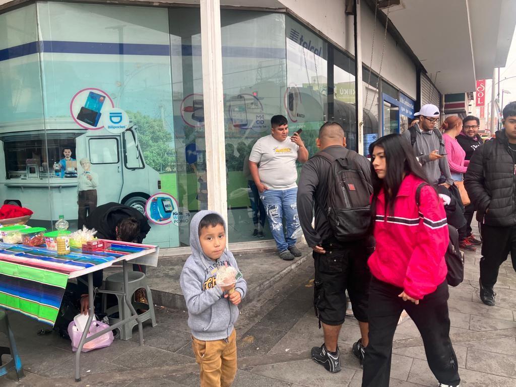 Ángel tiene seis años de edad y con frecuencia acompaña a su papá a la venta de café y pan. Fotos. Rosy Sandoval