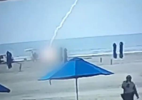 Cae rayo a una mujer que disfrutaba del sol en la playa