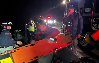 Rescatan a trailero tras caer a barranco en Ciénega de Flores