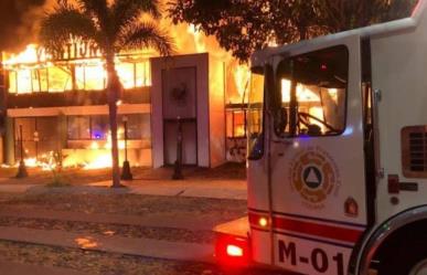 Incendian dos bares en la capital de Colima