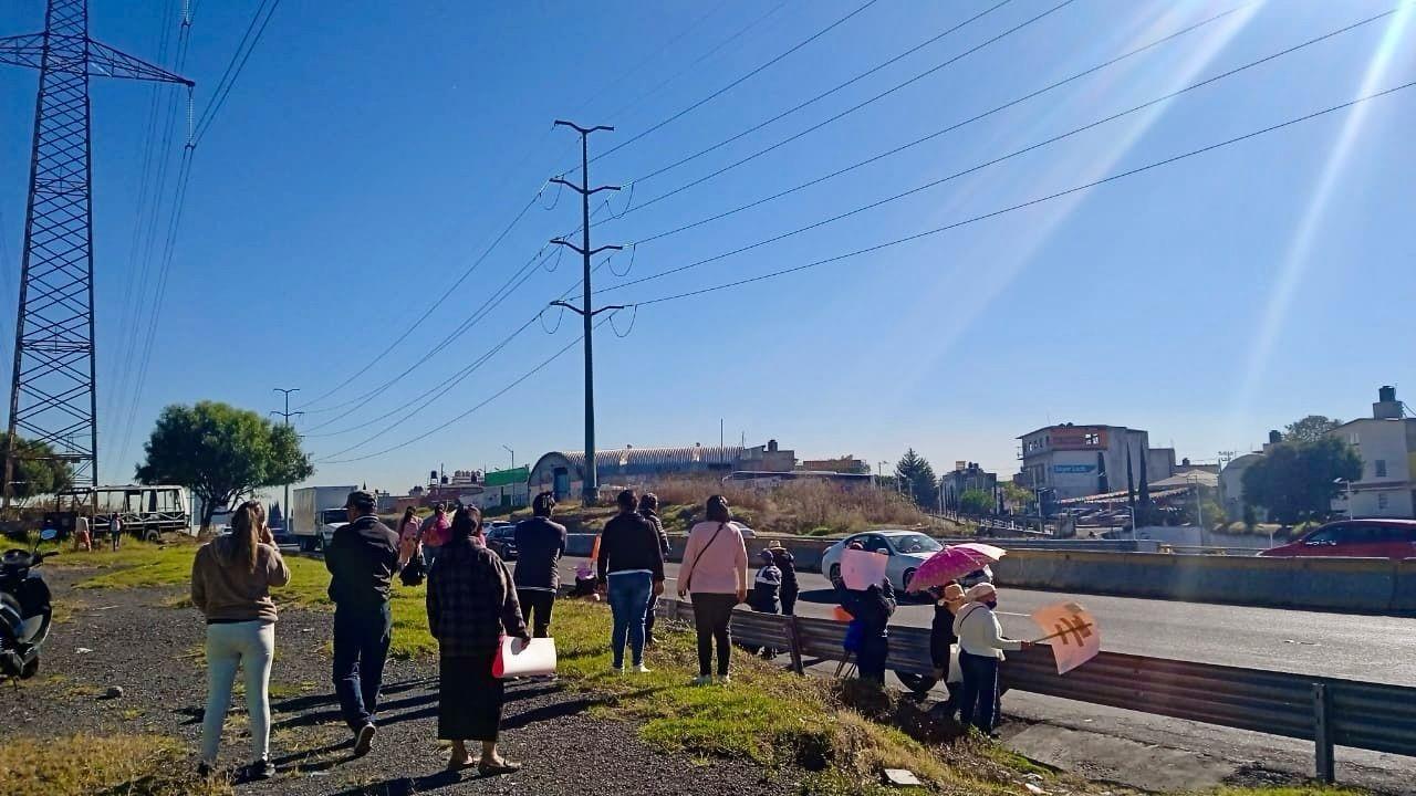 El personal del municipio de Atizapán se ha acercado a dialogar con los manifestantes. Imagen: POSTA