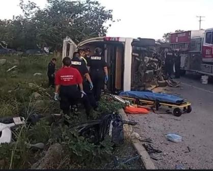 Aparatoso accidente en Conkal deja heridos y daños materiales