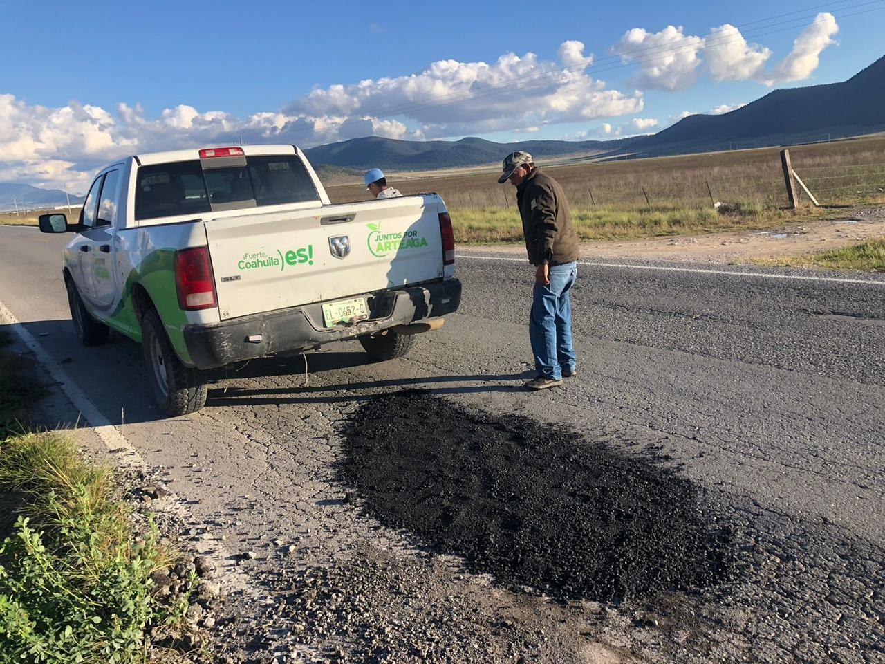 Continúa Arteaga con programa de Bacheo