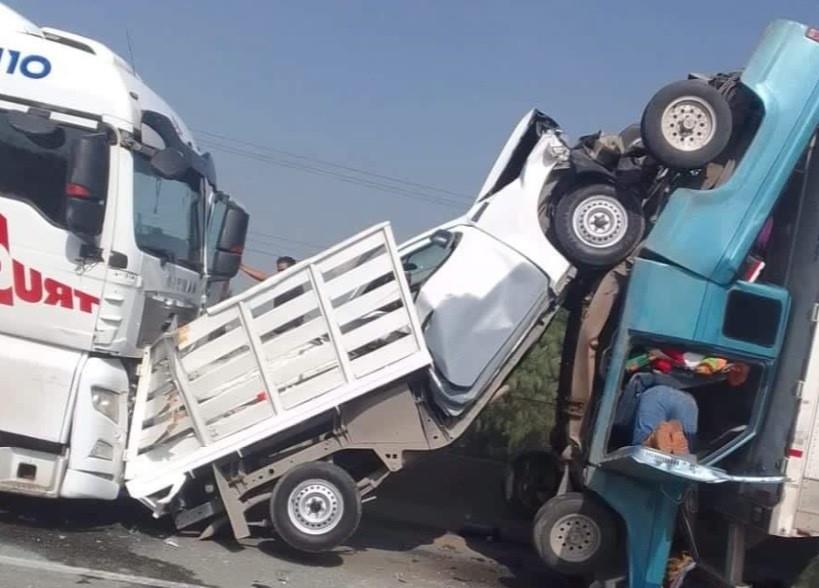 El incidente ocurrió cuando un grupo de unidades de carga colisionaron con varios vehículos particulares. Foto: Raymundo Elizalde.