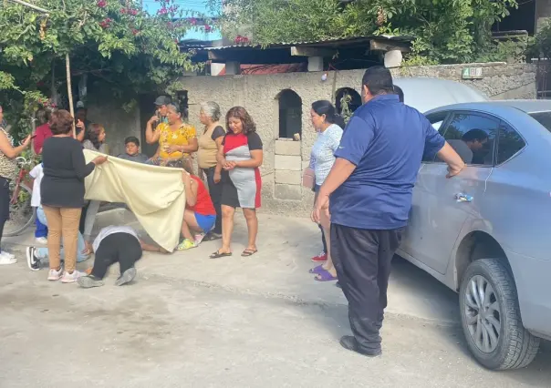 Sufre desmayo y choca de frente con una barda