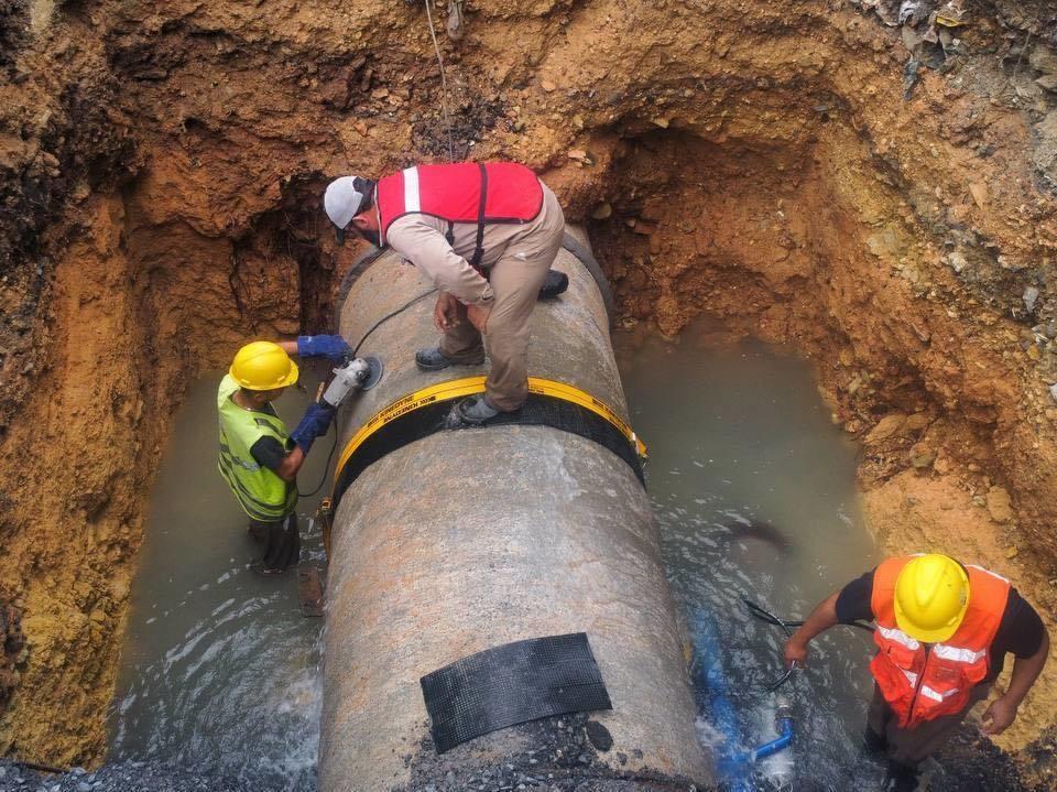 Las maniobras no son nada sencillas y requieren de fuerza y precisión para posteriormente retirar el ramal dañado para colocar uno nuevo. Foto: Facebook Agua y Drenaje de Monterrey