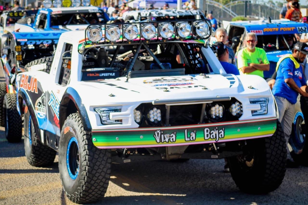 Paceños y visitantes nacionales e internacionales se dieron cita en el segundo día de revisión mecánica de la Baja 1000. Foto: Fotos: René Jacobo Pedrín