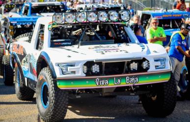 Atrae a miles de turistas a La Paz la carrera Baja 1000