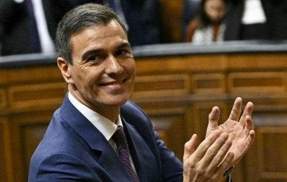 Sánchez obtuvo los votos de 179 legisladores en la cámara de 350 escaños, lo que le permitía formar otro gobierno de coalición en minoría con el grupo de izquierdas Sumar. Foto: BBC.