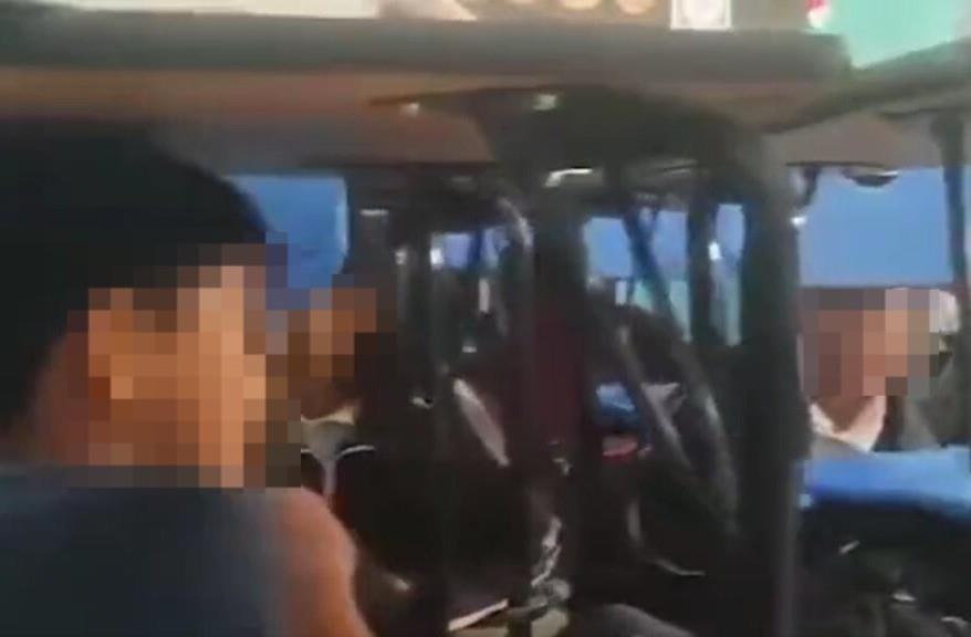 De acuerdo con un video que circula en redes sociales, se observa a los alumnos colocarse abajo de las mesas para cantar con ella mientras ocurría la balacera. Foto: Cortesía.