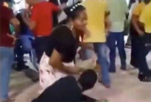 En las imágenes se observa cómo, tras caer, otra de las mujeres presentes se acerca rápidamente a la víctima de infarto y el video se corta. Foto: Especial.