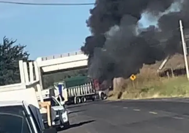 Queman camiones de carga y pasajeros en carretera de Michoacán