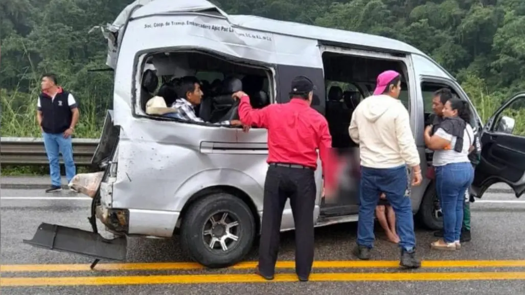 Choca tráiler con combi de pasajeros en Chiapas y deja tres muertos