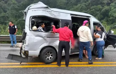 Choca tráiler con combi de pasajeros en Chiapas y deja tres muertos