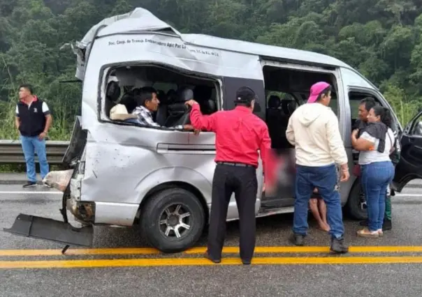 Choca tráiler con combi de pasajeros en Chiapas y deja tres muertos