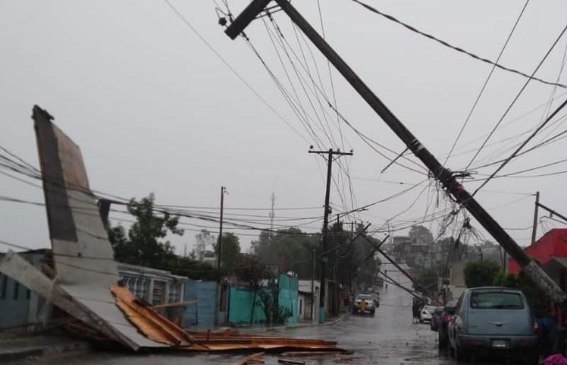 Tormenta eléctrica y fuertes vientos provocan graves daños en Tijuana. Foto: Especial.