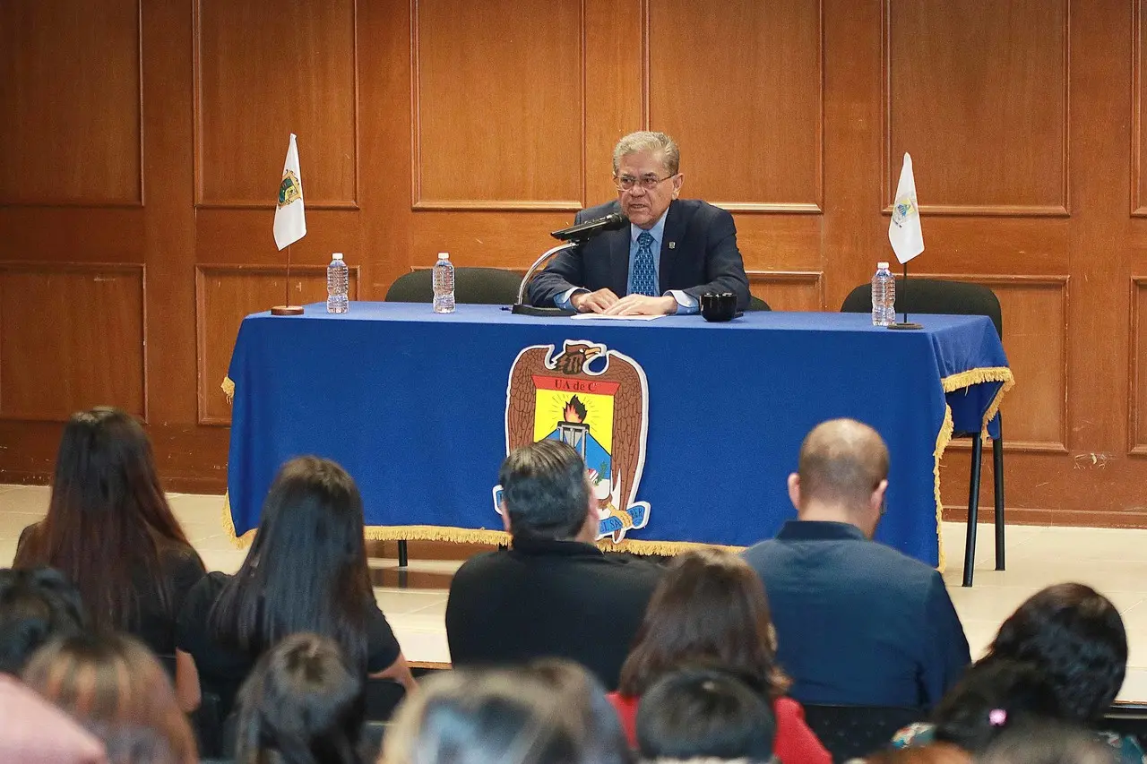 Conferencia de Salvador Hernández. Fotografía de la UAdeC.