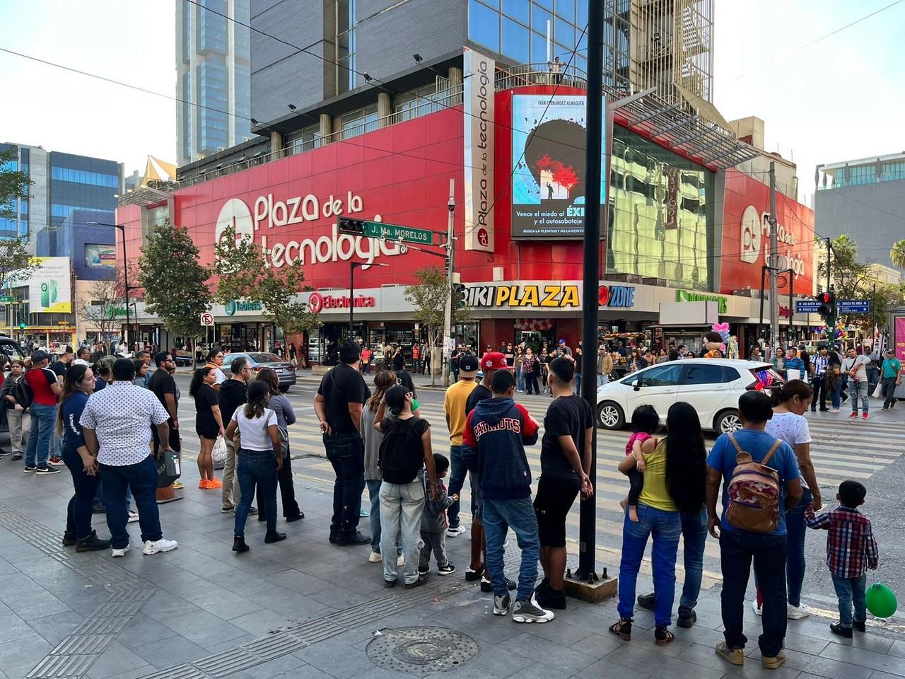 Durante un recorrido realizado por POSTA en el centro de Monterrey, se observó una afluencia tranquila de paseantes en el Corredor Morelos. Foto: Karla Omosigho