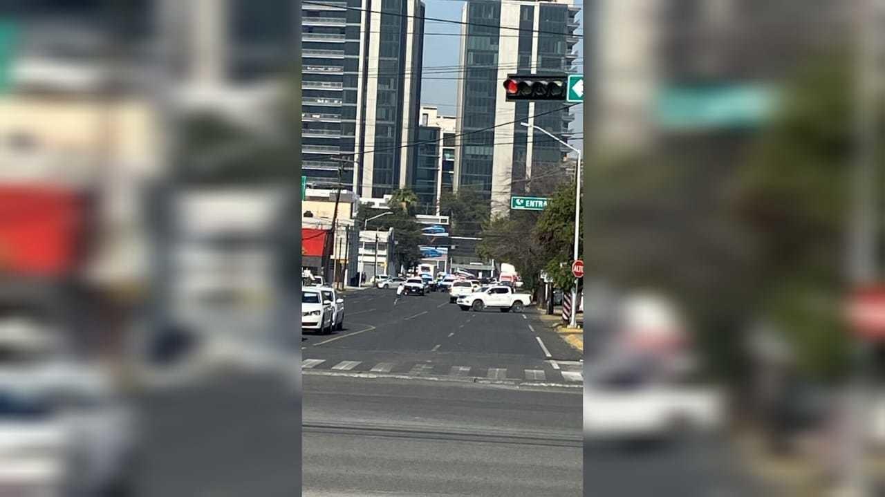 La presunta banda de ladrones fue capturada en el cruce de la calle Río Elba y la avenida Humberto Lobo, en la colonia Del Valle, de San Pedro Garza García.  Foto: Raymundo Elizalde