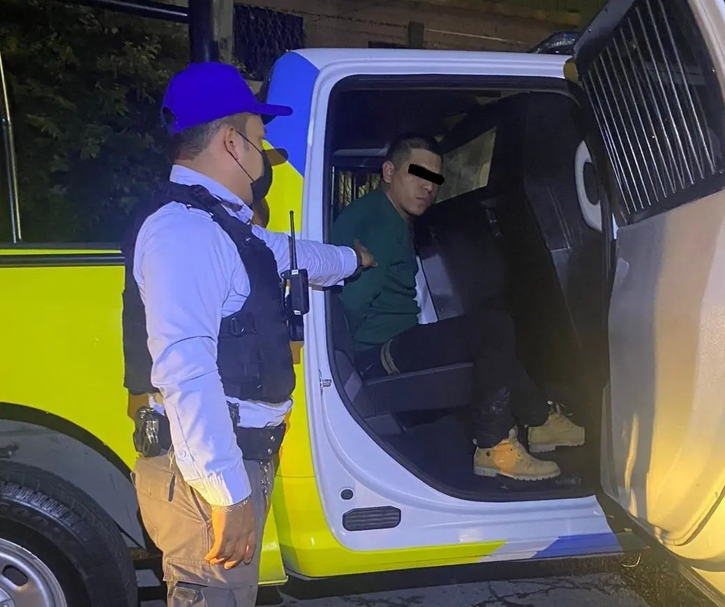 Detienen a hombre tras golpear a su hermana en Monterrey