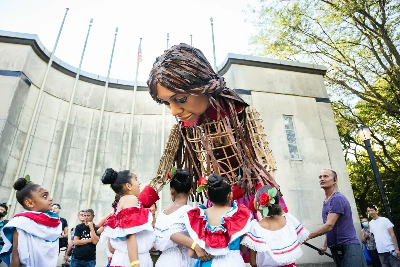 ¡Llega a Iztapalapa la marioneta Pequeña Amal!