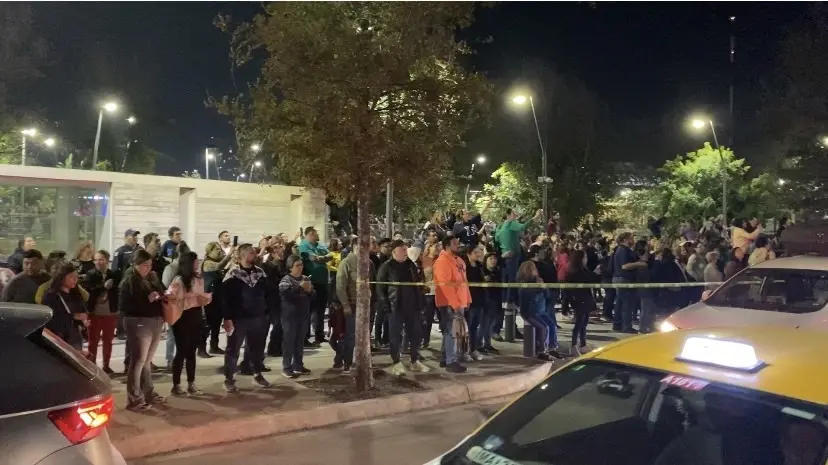 El público desde una banqueta al frente del Estadio estuvo atenta, a pesar de una vista muy limitada, al concierto que ofreció Luis Miguel. Foto. Arturo González