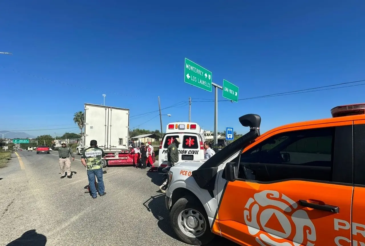 Elementos de Protección Civil de Nuevo León arribaron al lugar pero ya era tarde, el conductor del vehículo particular había perdido la vida. Foto: Protección Civil de Nuevo León