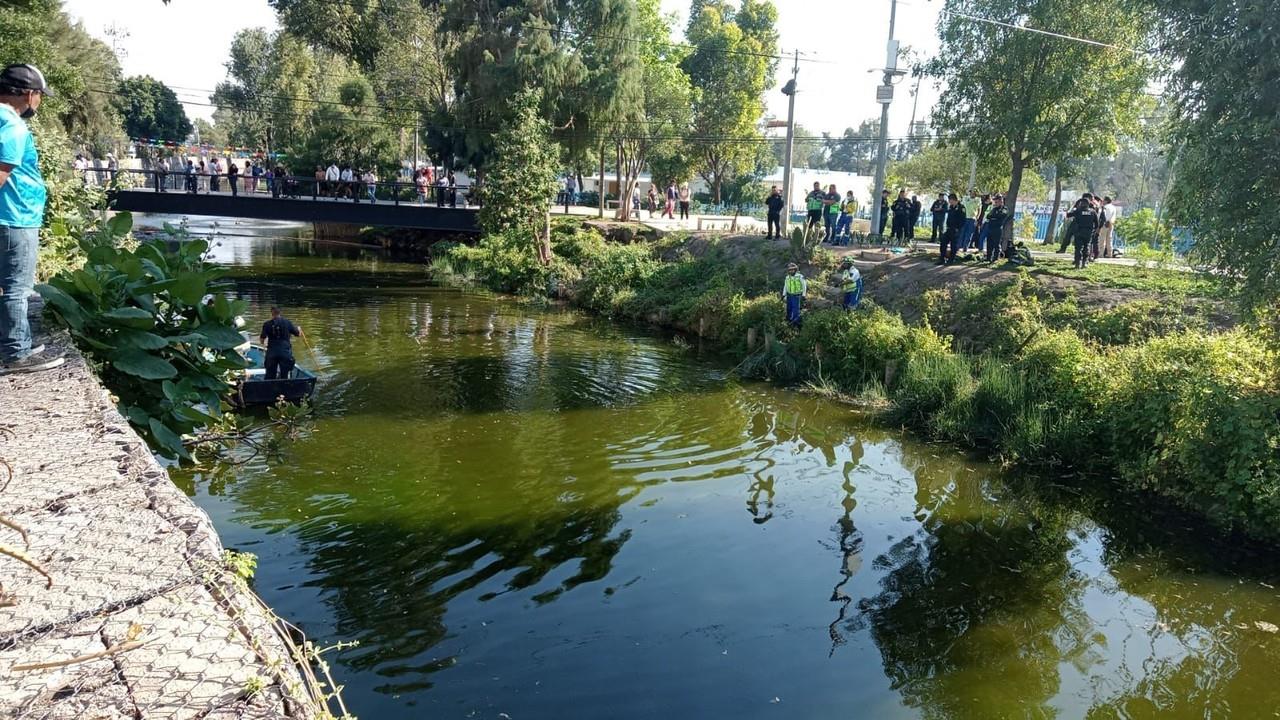 Encuentran cuerpo sin vida flotando en canal de aguas negras en Coyoacán. Foto: Ramón Ramírez