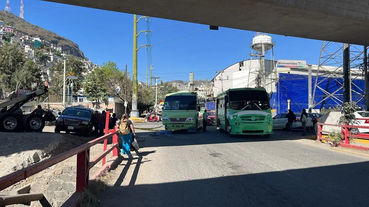 La víctima, un adulto mayor, intentó cruzar la avenida La Presa, cuando fue impactado por una unidad de transporte público. Foto: Israel Lorenzana