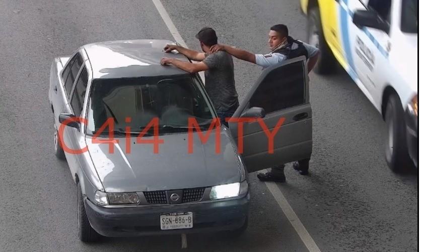 El detenido y el auto fueron trasladados a las instalaciones de la Policía de Monterrey, donde quedó a disposición del Ministerio Público. Foto: Cortesía.