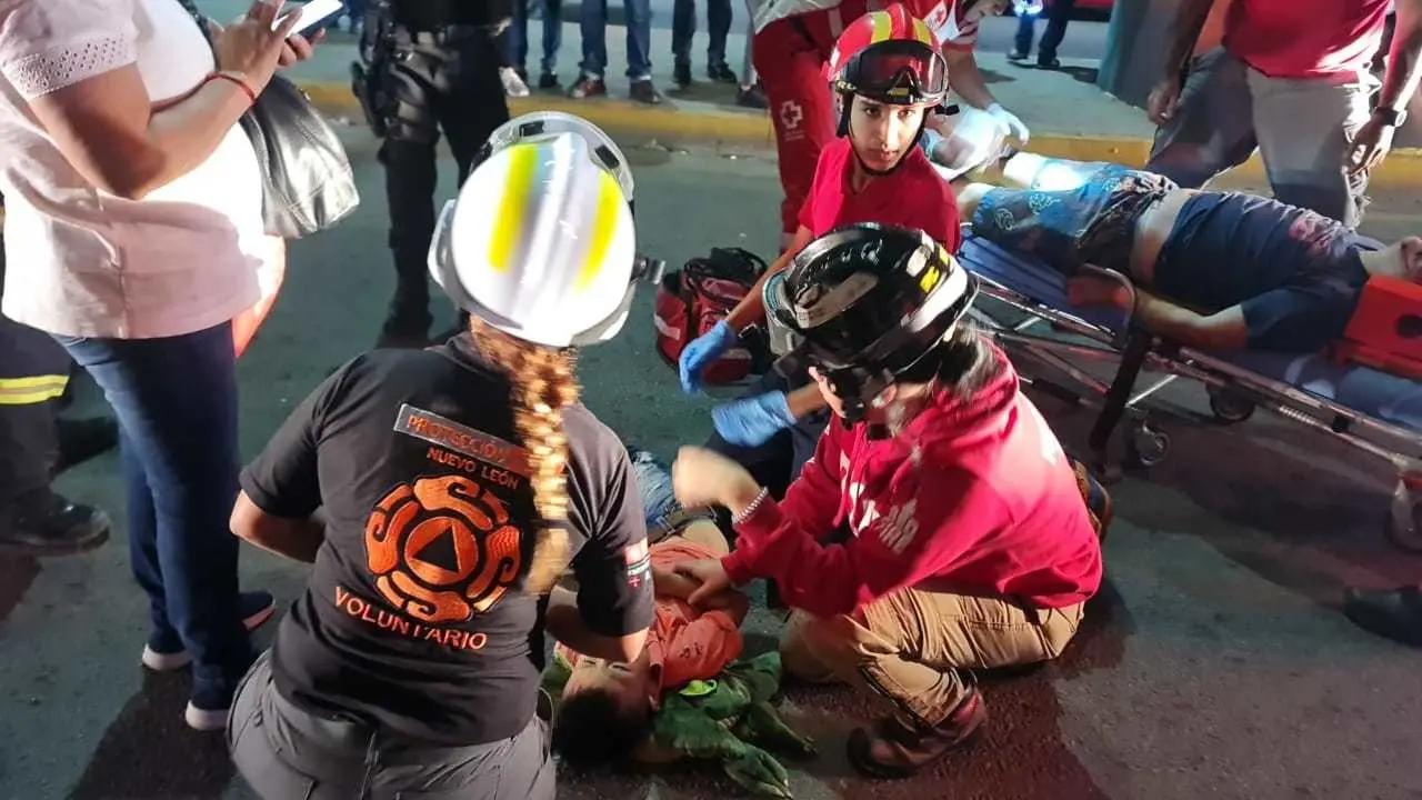 Tras el reporte de los hechos, de inmediato arribaron al lugar elementos de Protección Civil de Nuevo León, Monterrey y la Cruz Roja. Foto: Protección Civil Nuevo León