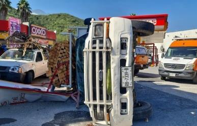 Vuelca camión cargado con barrotes de madera en la carretera Nacional
