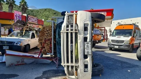 Vuelca camión cargado con barrotes de madera en la carretera Nacional