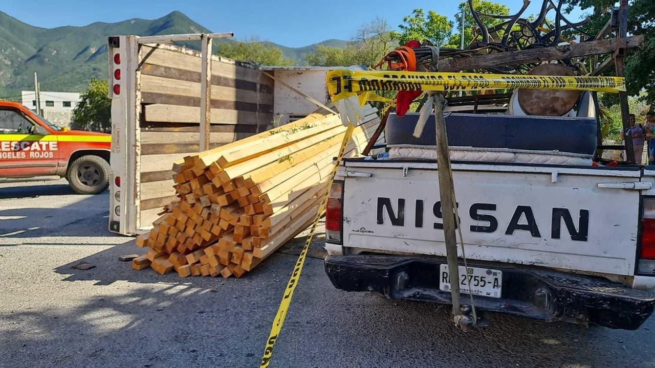 Vuelca camión cargado con barrotes de madera en la carretera Nacional